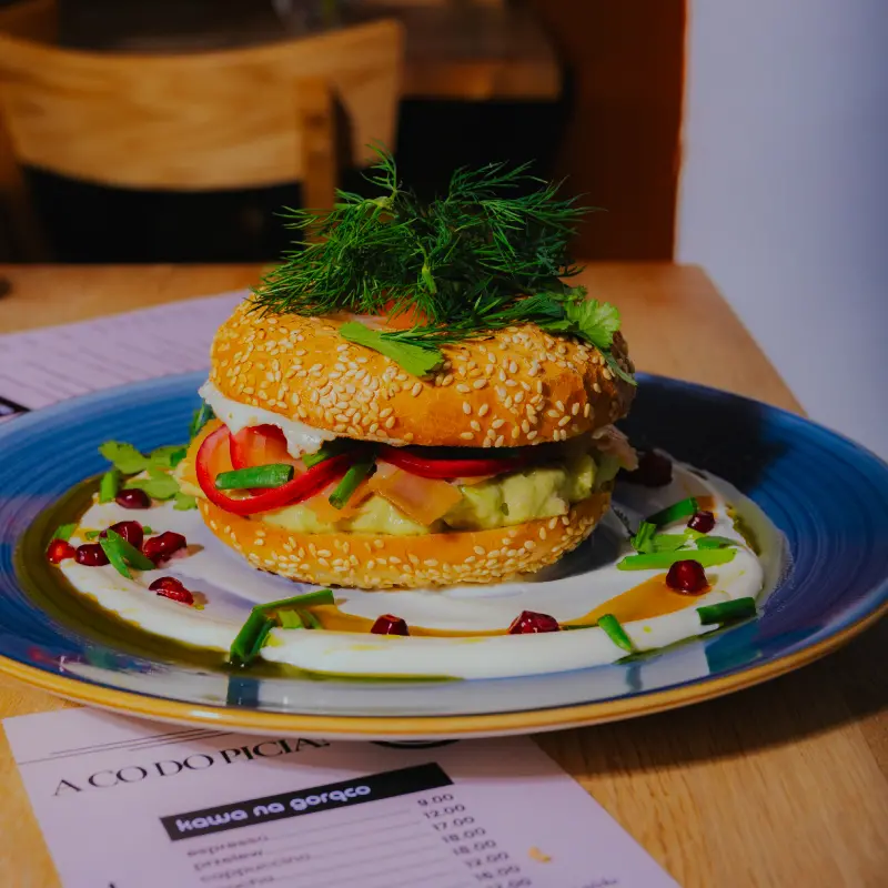 Śniadanie i lunch podane w eleganckim bistro Hala Tęczowa.